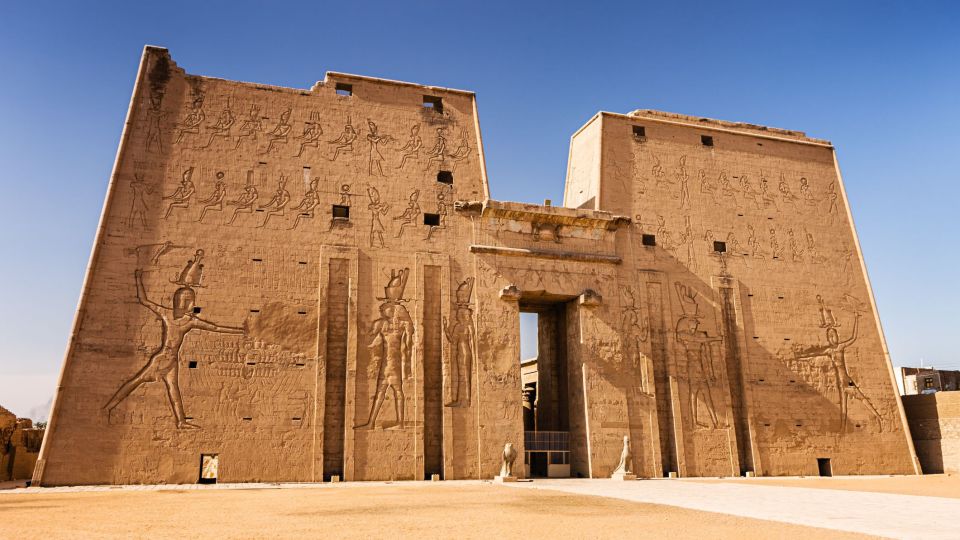 From Aswan: Overnight Nile Cruise to Luxor with Meals - Day 2: Sunrise Edfu and the horse-drawn carriage ride