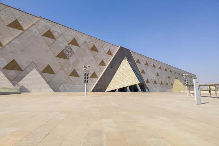 From Hurghada: Grand Egyptian Museum Pyramids Cairo Day Trip - Lunch in Giza: What’s Included and How to Use It