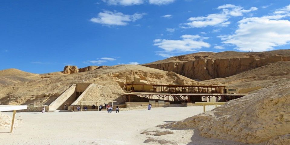 Hurghada: 2-Day Luxor Highlights & Hot Air Balloon & Hotel - Day 2: sunrise hot air balloon over Luxor’s Nile-world
