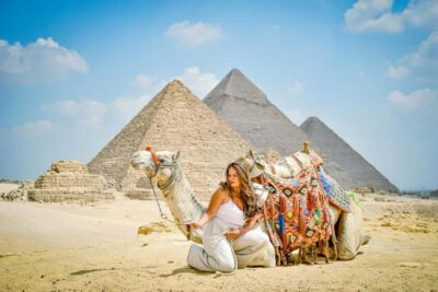 Hurghada: Cairo Pyramids, Sphinx & Egyptian Museum Day Trip - Giza Pyramids: Khufu, Khafre, Menkaure, and how to look beyond the postcard