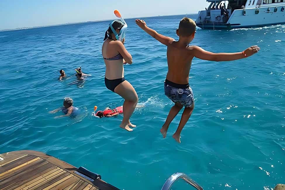 Hurghada: Dolphin Watching Boat Tour with Snorkeling & Lunch - Wild dolphins: how the crew finds them