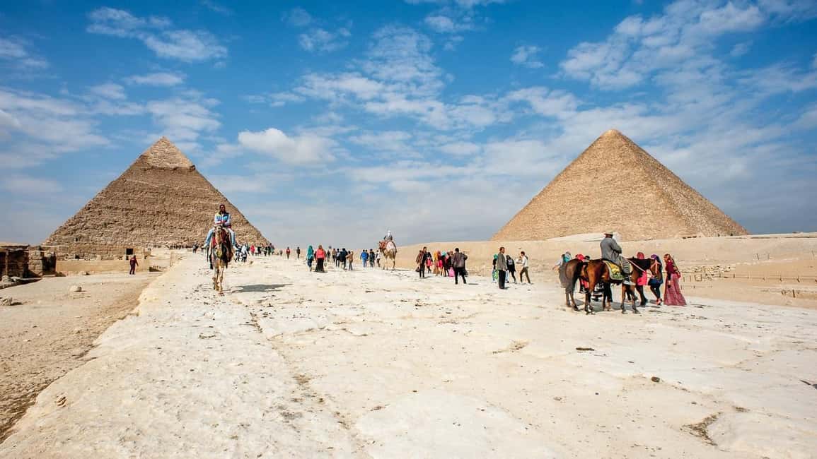 Hurghada: Full-Day Tour to Cairo by Plane with Egyptologist - Lunch in Cairo: a break that keeps the day doable