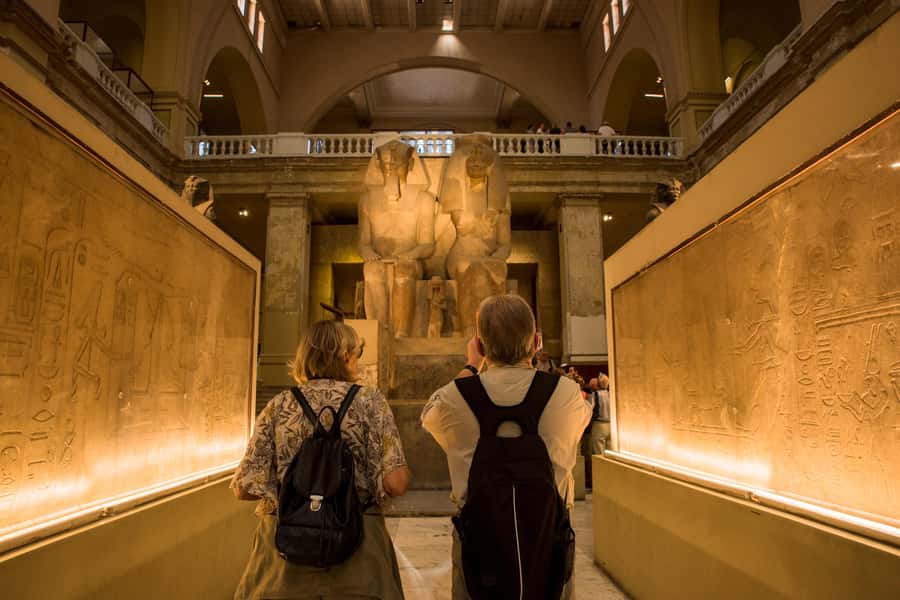 Hurghada: Giza Pyramids, Sphinx, Museum & Old Souq Day Trip - Lunch at a local restaurant: fuel for the museum and market