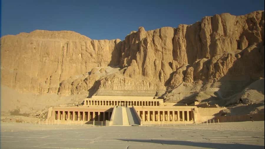 Hurghada: Luxor Highlights & King Tut Tomb Tour with Lunch - Lunch in Luxor: fuel before the Nile and tombs