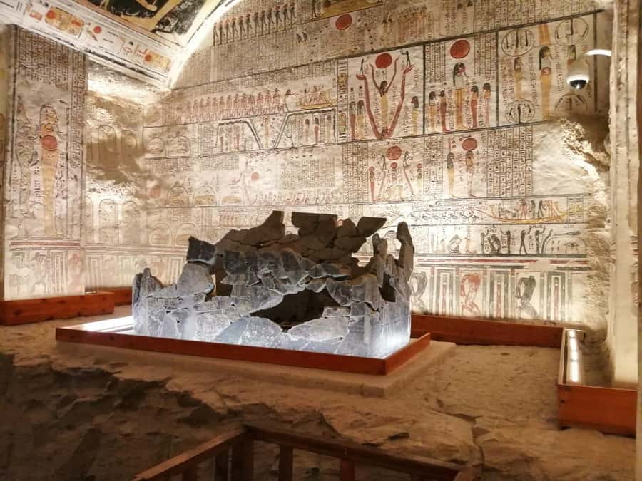 Hurghada: Luxor Highlights & King Tut Tomb Tour with Lunch - Valley of the Kings: walking into the tomb landscape