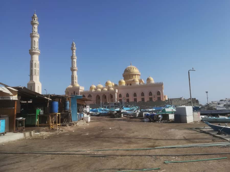 Hurghada: Private Guide City Tour & Shopping Stop - Al Mina Mosque: respect, included entry, and the right clothing