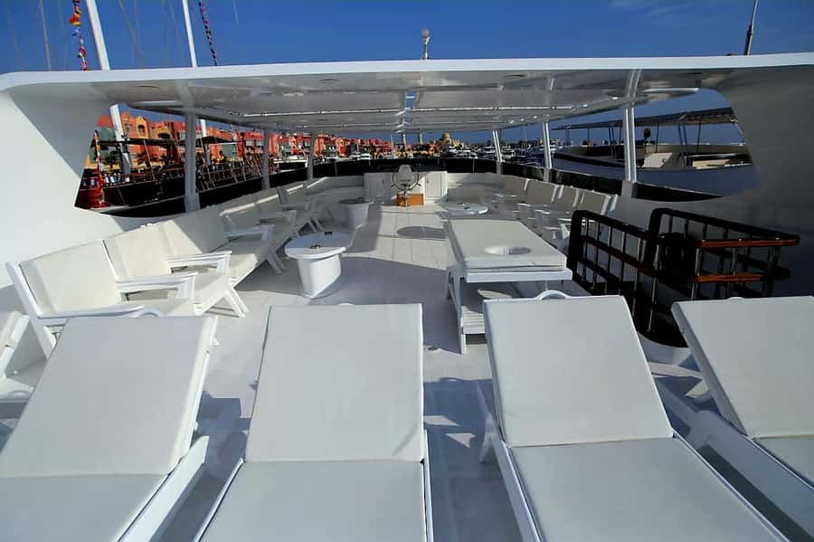 Hurghada: Royal Luxury VIP Cruise to Orange Bay with Lunch - Crew, Guides, and Safety: The Real Engine of the Experience