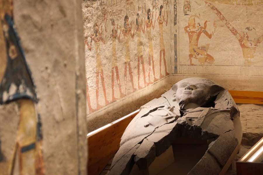Luxor Day Trip from Hurghada Small Group & Tutankhamun Tomb - Nile Crossing and Buffet Lunch: Energy Management in the Middle of Luxor