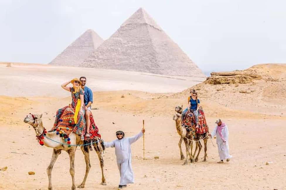 Sharm El-Sheikh: Full-Day Tour of Cairo and Pyramids by Bus - Giza Plateau: seeing Cheops, Khafre, and Menkaure in one sweep